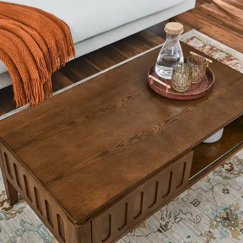 Table basse cannelée Mid-century moderne avec porte coulissante de rangement et pieds en bois massif, table basse en bois de style ferme vintage